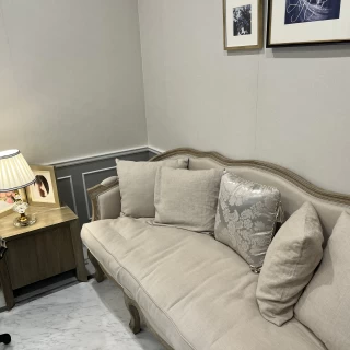 新郎・新婦控室。カーテンで着替えの時は仕切ることが可能。