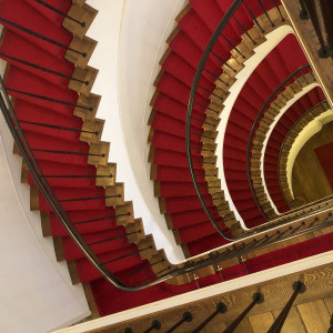 4？5？階から1階まで続く螺旋階段。赤絨毯はつぎはぎなし（！|608104さんの神戸北野ホテルの写真(1401869)
