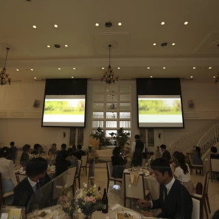 オープニングムービーが流れています。スクリーンが二つあります