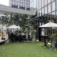 テラスです。ビルが隠れるように木々で囲ってあります。