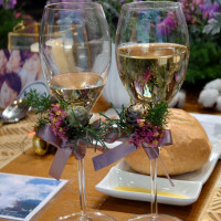 乾杯のシャンパングラスにリボンとお花のコサージュ