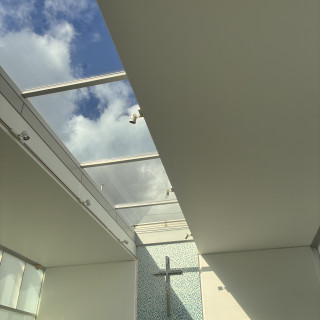 自然光が入るシンプルなチャペルでした。