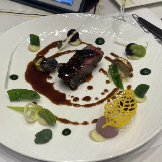 おしゃれな盛り付けのお肉