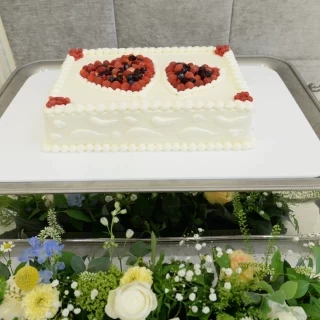 ウェディングケーキは少人数用。美味しかったです