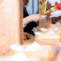 挙式の最後に列席者にお神酒が配られます