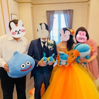 ロビーで家族と一緒に撮影