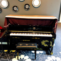 披露宴会場グランブリエ前のフロアのピアノ