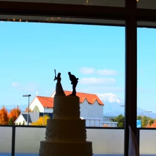ケーキと会場からの景色です。影が素敵でした。