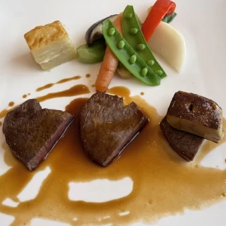 さまざまな価格帯のステーキを食べ比べしました。