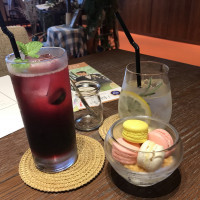 打合せの前におしゃれなマカロンと飲み物