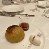 中はフォアグラ。ソースはみたらしのような甘辛いソースでした