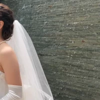 新婦の背景には流水の壁