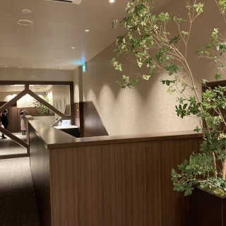 階段に大きな鏡があります。装飾を施せます。