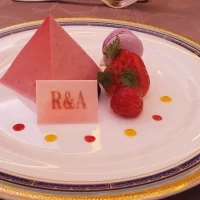 ストロベリーのムース。プレートには新郎新婦のイニシャル。