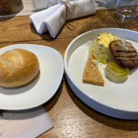 お肉料理とパン