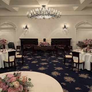 屋内の披露宴会場