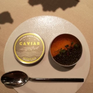 名物のキャビア缶