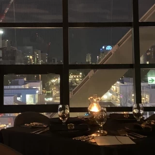 広い方の披露宴会場で夜なので雰囲気出してくれていました