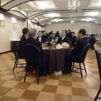 横に長い会場で天井はそんなに高くはないので大人数では窮屈です