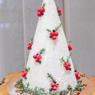 クリスマスをイメージした三角柱ウェディングケーキ