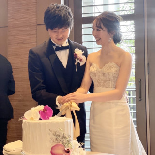 ケーキ入刀。
ケーキは会場装花と合わせたお花を。