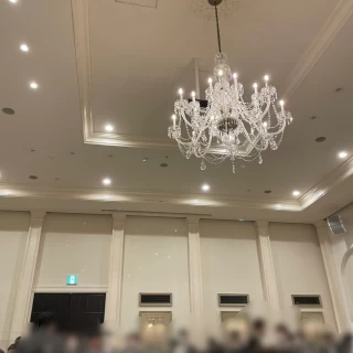 シャンデリアはそんなに大きくありませんが存在感があります。