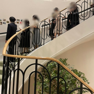 ロビーから地下の披露宴会場へ向かう途中の階段|609089さんのMaison Premiere メゾン プルミエール（営業終了）の写真(1557397)