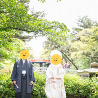 太鼓橋を背景に