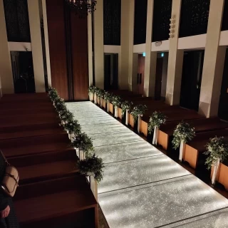 光の道を通っての入場