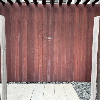 神社を思わせる外観