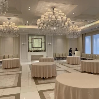 白基調の会場