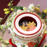 自作した和紙の紅葉と一緒に、鎌倉銘菓くるみっこを入れています