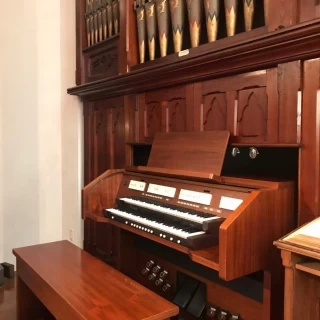 パイプオルガンの音色が響く