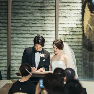結婚証明書へのサイン