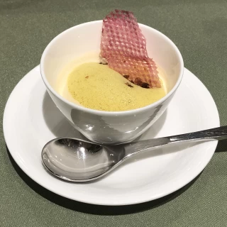 白菜のスープにカレー味の泡が乗っていてとてもおいしかったです