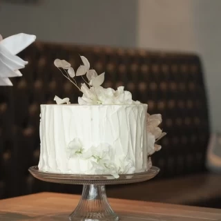 ホワイトでまとめたケーキ