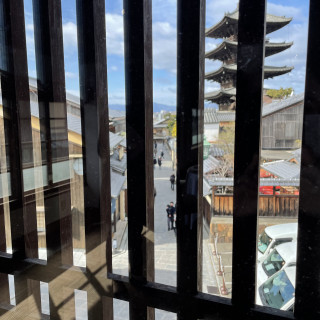 ヤサカという会場。窓から塔と街並みが見えて京都らしいです