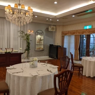 食事会場。ガーデンと繋がっていて自然光が入る明るい空間