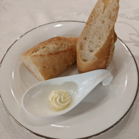 フランスパン。自家製バター