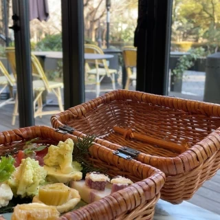 5種類の野菜のバスケット。奥に見えるのは1階テラス席です