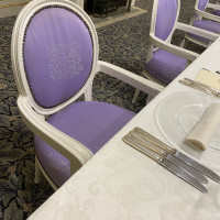 貴賓館2階にある会場の椅子
紫で統一されている。