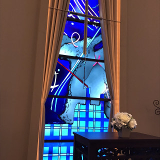 青いステンドグラスが神聖な雰囲気を醸し出します。