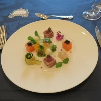 お料理はどれも絵画のような美しい見た目