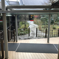 目黒駅から屋根付の道で会場へ迎えます。