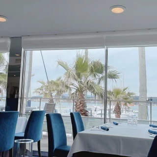 ここは会場とは別のレストランで、隣接しています！