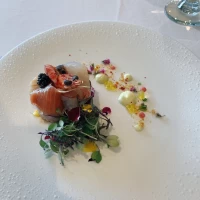 前菜。燻製でとじこめられて香りも楽しめて美味しかったです。
