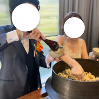 コースの〆の釜飯を新郎新婦がゲストへよそいます。