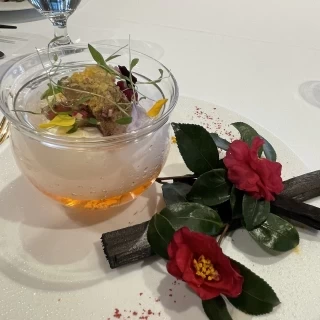 お料理に添えてあるお花や木炭も大人っぽくて素敵でした