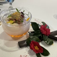 お料理に添えてあるお花や木炭も大人っぽくて素敵でした