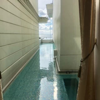 チャペル横。水の上に浮いてるかのようなチャペル。